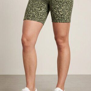 Athleta Ultimate Stash II 7" Bike Shorts | Camo Leopard Print | Size Medium